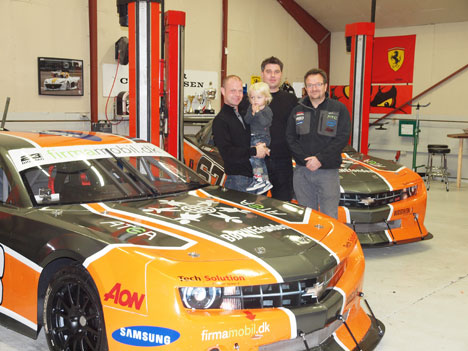 Jan Magnussen med sønnen Luca på armen, Jesper Lund fra TechSolution som står for vores biler og Teamejer Søren Jensen 2 dage før at bilerne skal sendes med skib fra Gøteborg
(Foto: Fukamuni Racing)